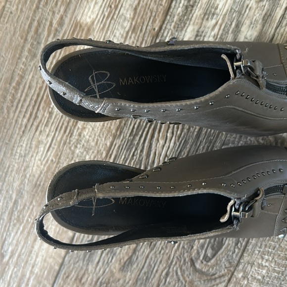 В Makowsky Open Toe/Back Leather Studded
Stiletto, 6M - Picture 5 of 12